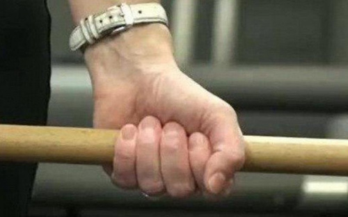 В Мариуполе 77-летний пенсионер избил женщину из-за пачки сигарет