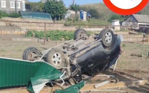 Два автомобиля врезались в заборы и перевернулись в Мариуполе и его окрестностях