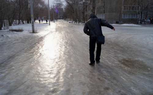 Ожеледиця у Маріуполі спричинила транспортний колапс – через непосипані дороги автобуси стоять