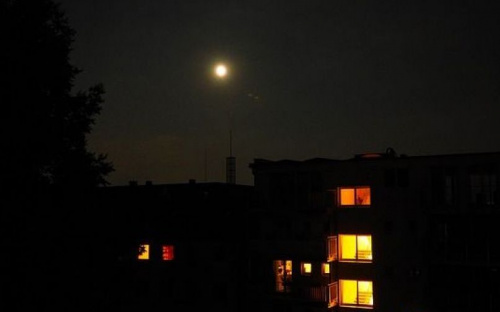 В Мариуполе ночью из окна 7-го этажа выпала женщина