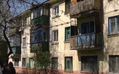 «Движется, будто живое существо»: в Мариуполе дом может развалиться пополам (ФОТО)