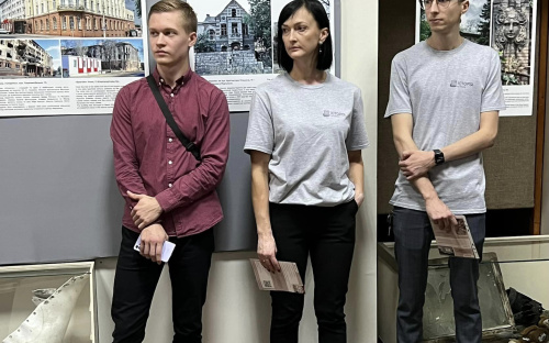 «Вписані в історію. Зруйновані війною» - у Рівненському музеї відкрилася виставка про Маріуполь