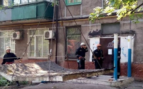 Мариупольцев спасли от козырьков-убийц и опасных тополей (ФОТО)