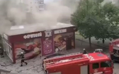 Колбасный магазин загорелся в спальном районе Мариуполя