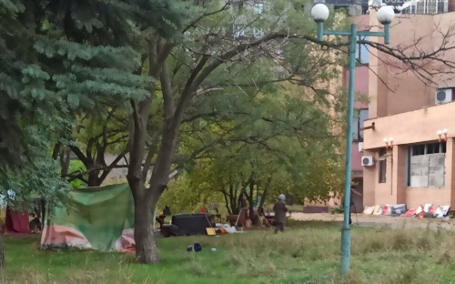 В Маріуполі пенсіонери досі живуть в палатках біля кінотеатру «Савона»