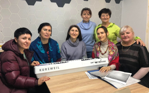 Маріупольські переселенці створили музичний гурт, щоб заспівати колядки у Франківську