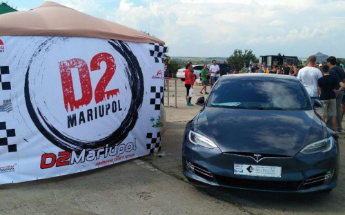 В Мариуполе стронгмен протянул 8 автомобилей, а «Tesla» вышла на трассу (ФОТО+ВИДЕО)