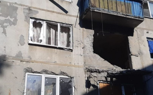 Обстрел Красногоровки: снаряд попал в квартиру, ранен местный житель