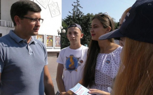 Будущие полицейские проэкзаменовали мариупольцев на знание ПДД и мер безопасности (ФОТО)