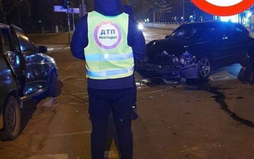 Опрокинулся от удара: в Мариуполе «ВАЗ» влетел в «Mercedes»