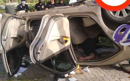 В Мариуполе автомобиль сбил несколько деревьев и перевернулся