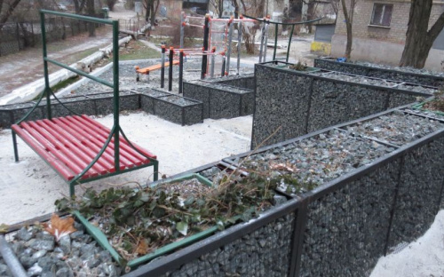 В центре Мариуполя на спорной площадке с габионами вырос детский городок (ФОТО)