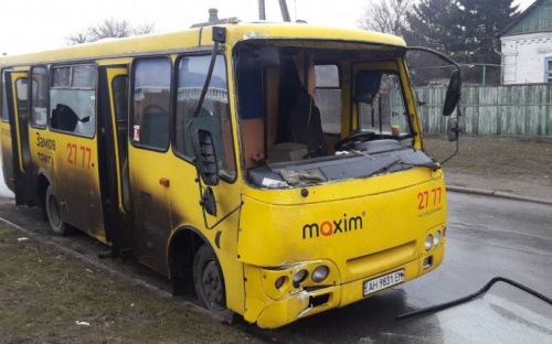 В Мариуполе маршрутка влетела в остановку общественного транспорта. Есть пострадавшие (ФОТО)