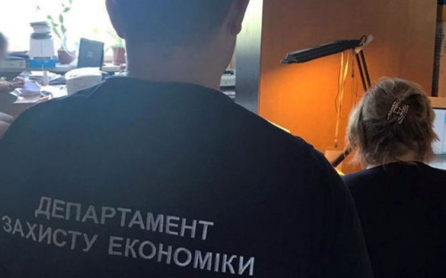 Сотрудница Пенсионного фонда в Мариуполе требовала взятку от переселенца (ФОТО)
