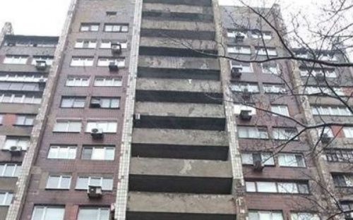 В центре Мариуполя ветер срывает плитку с фасада многоэтажки (ФОТО)