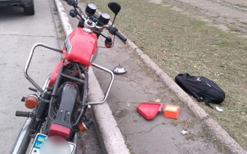 В Мариуполе автомобиль сбил мотоциклиста и скрылся