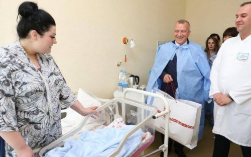 В День защиты детей генеральный директор ММКИ Юрий Зинченко с подарками навестил новорожденных в перинатальном центре (ФОТО)