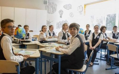 Две тысячи гривен на подготовку к школе. Кому из жителей Мариупольского района положена помощь?