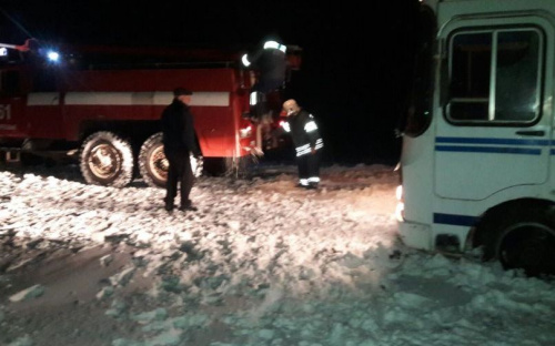 На Донетчине из снега и грязи вытащили автобус и грузовик