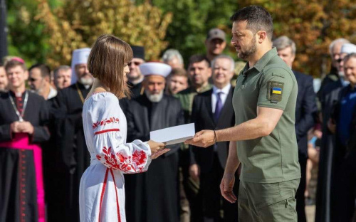 Президент вручив паспорт доньці загиблого захисника Маріуполя