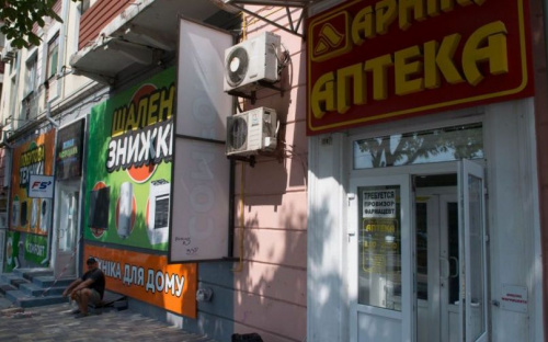 Мариупольские предприниматели сопротивляются единому дизайну вывесок (ФОТО)