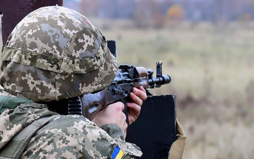 В результате обстрелов из запрещенной артиллерии на Донбассе ранен украинский боец