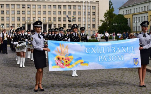 Полицейские барабанщицы Донетчины возглавили парад в Ужгороде (ФОТО)