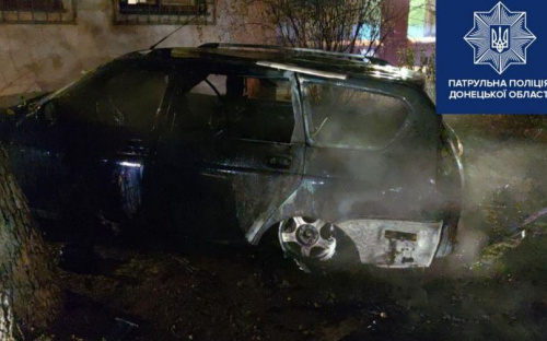 В Мариуполе ночью рядом с многоэтажками сгорел автомобиль