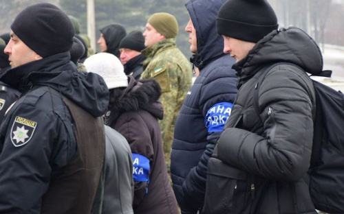 На охрану правопорядка в Мариуполе вместе с полицейскими вышли 15 общественников (ФОТО)