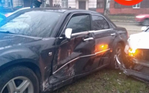 Два мариупольских автомобилиста спорят, кто из них виноват в ДТП