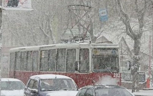 Мариуполь продолжает засыпать снегом: как работает транспорт?