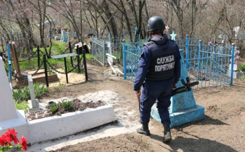 В приазовском поселке на кладбище обнаружили опасный предмет (ФОТО+ВИДЕО)