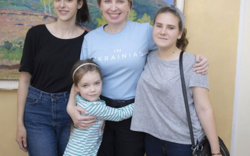 Из Мариуполя спасли осиротевших маленьких сестёр