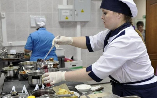 В Мариуполе в детской столовой работали повара с поддельными медкнижками