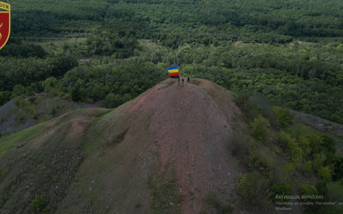Біля окупованої Горлівки військові встановили прапор України на териконі