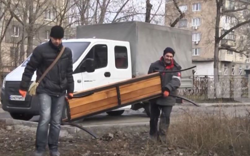 Жители мариупольской многоэтажки решили обустроить мангал-зону - депутаты подарили им лавочки и урны