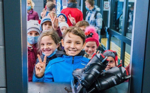 Коньки и мороженое: дети с удовольствием тренируются на новой Ледовой арене в Мариуполе