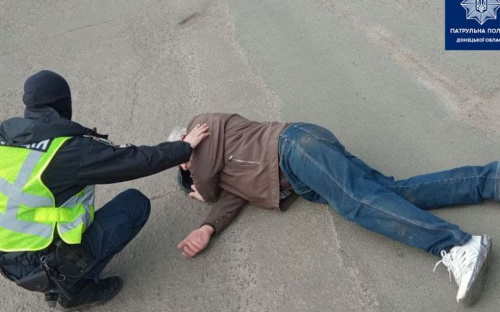 В Мариуполе на проезжей части мужчина бился в конвульсиях
