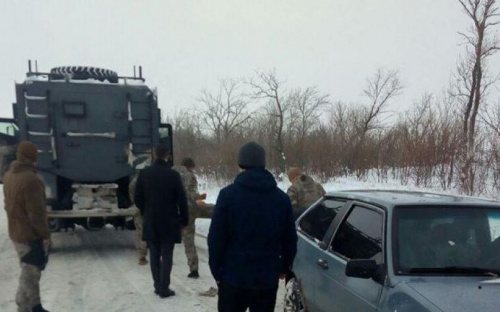 В Донецкой области бронеавтомобиль спецназа вытащил из снега легковушку (ФОТО)