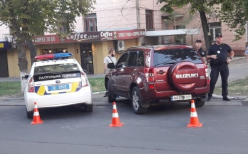 В Мариуполе на пешеходном переходе сбиты мужчина и девушка (ФОТО+ВИДЕО)