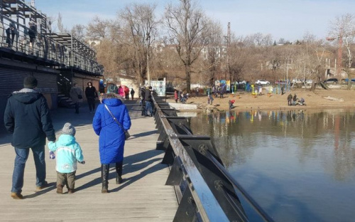 Десятки мариупольцев с детьми в локдаун вышли гулять к морю
