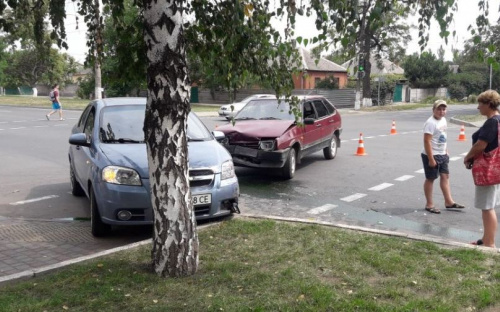 Дети, находившиеся в Chevrolet, пострадали во время аварии в Мариуполе (ФОТО)