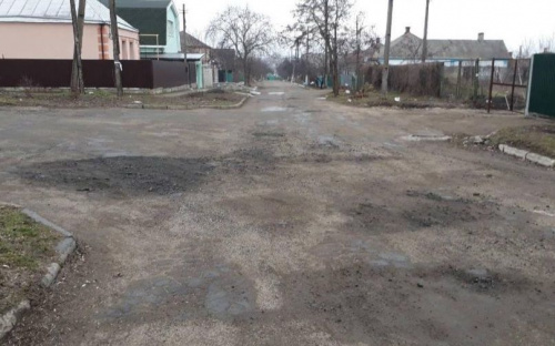 В Мариуполе в переулке нашли 18 закатанных в асфальт канализационных люков (ФОТО)