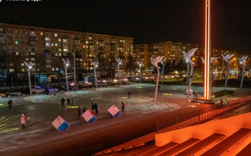 «16 дней против насилия»: в центре Мариуполя появились лазерные ладони
