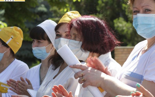 Фонд Рината Ахметова передал больнице в Константиновке аппарат ИВЛ производства Франции (ФОТО)