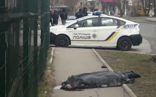 В Мариуполе из окна многоэтажки выпал парень (ДОПОЛНЕНО ФОТО 18+)
