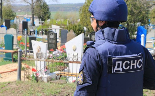 На кладбищах Донетчины обнаружили взрывоопасные предметы