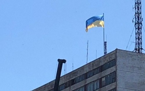 Главный символ Украины в обновленном виде подняли над Мариуполем (ФОТОФАКТ)