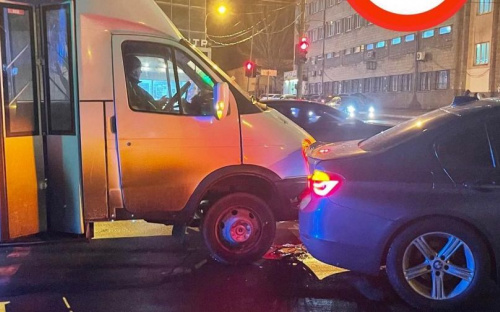 В центре Мариуполя маршрутка въехала в «BMW»