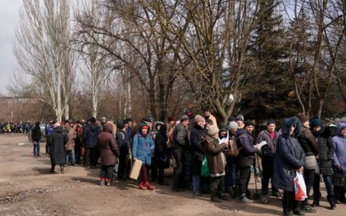 В Мариуполе российские оккупанты забирают у людей деньги и выманивают персональные данные